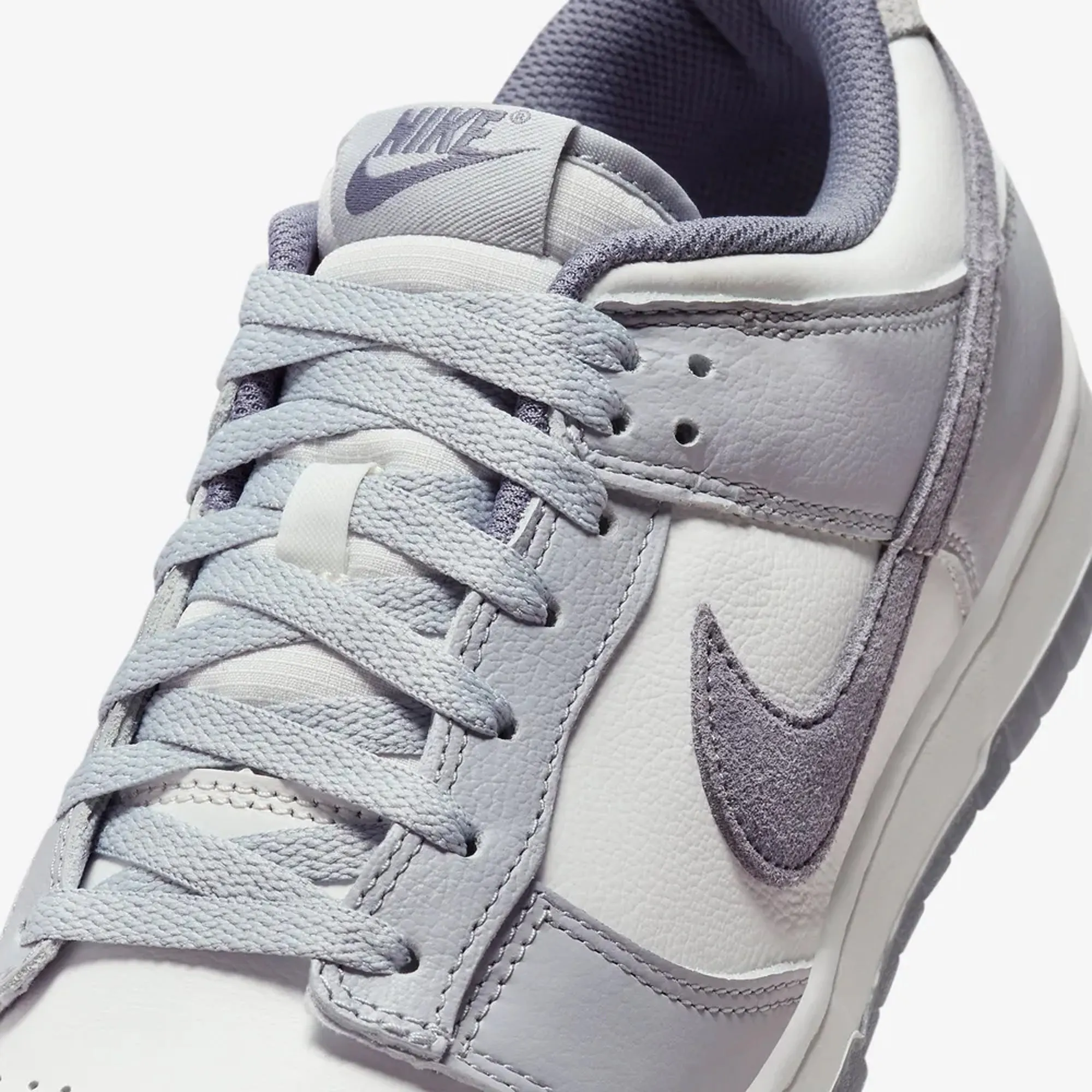 Nike | DUNK LOW RETRO SE  { WHITE/LIGHT CARBON-PLATINUM TINT