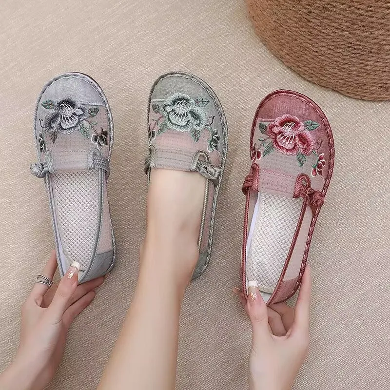 The Breathable Mesh Comfortable Casual Ethnic Style Embroidered Shoes for Middle and Elderly Mom